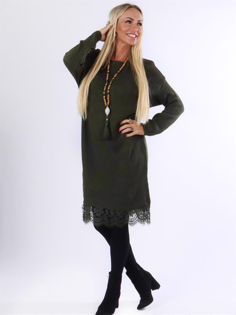 Brita - Strikkjole med blonde forneden